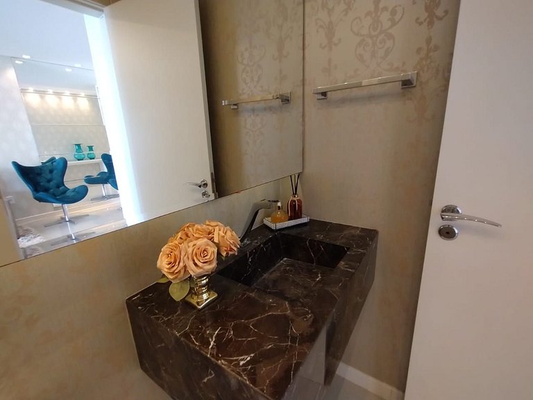 Apartamento com 3 suítes a 70 metros do mar!