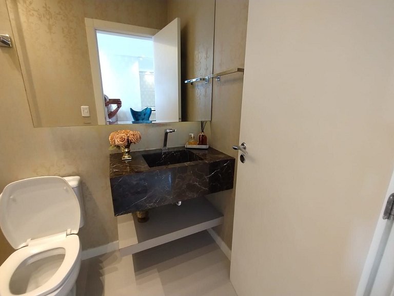 Apartamento com 3 suítes a 70 metros do mar!