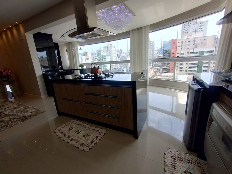 Apartamento com 3 suítes a 70 metros do mar!
