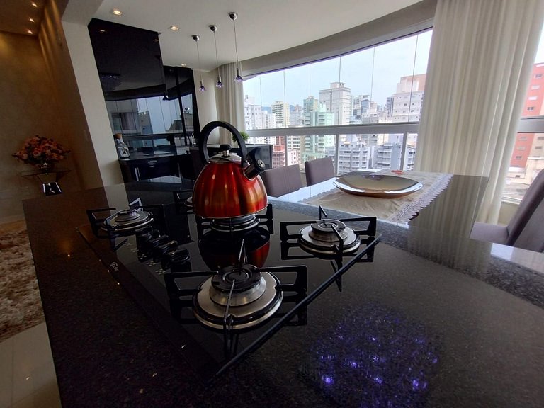 Apartamento com 3 suítes a 70 metros do mar!