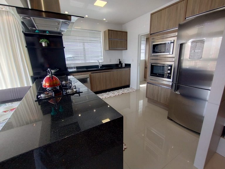 Apartamento com 3 suítes a 70 metros do mar!