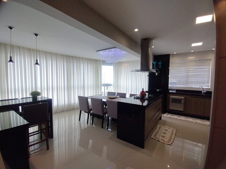 Apartamento com 3 suítes a 70 metros do mar!