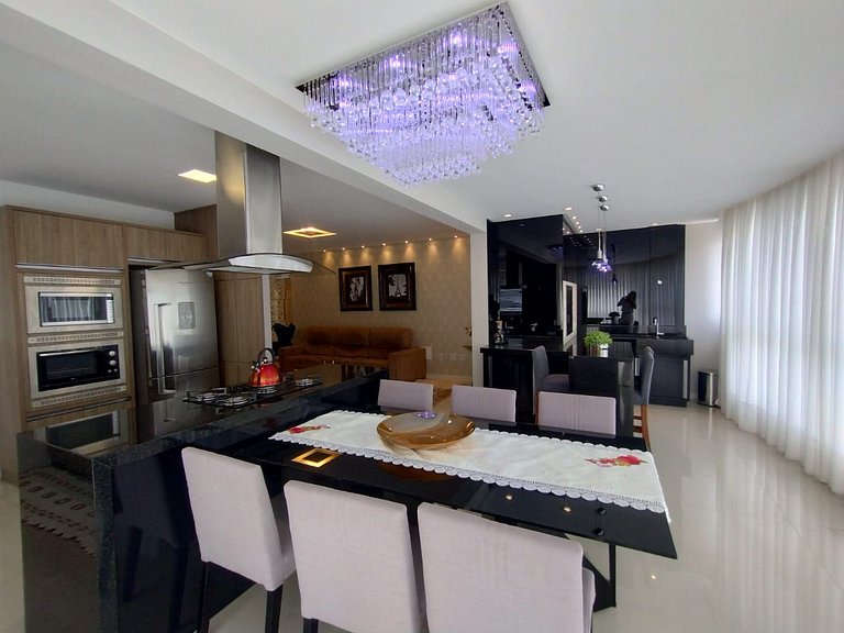 Apartamento com 3 suítes a 70 metros do mar!