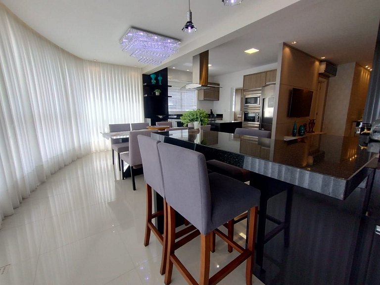 Apartamento com 3 suítes a 70 metros do mar!