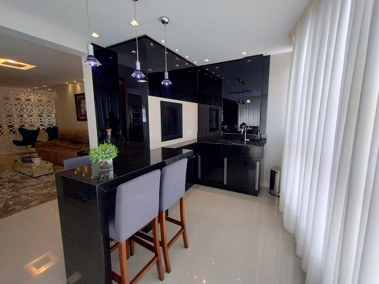 Apartamento com 3 suítes a 70 metros do mar!