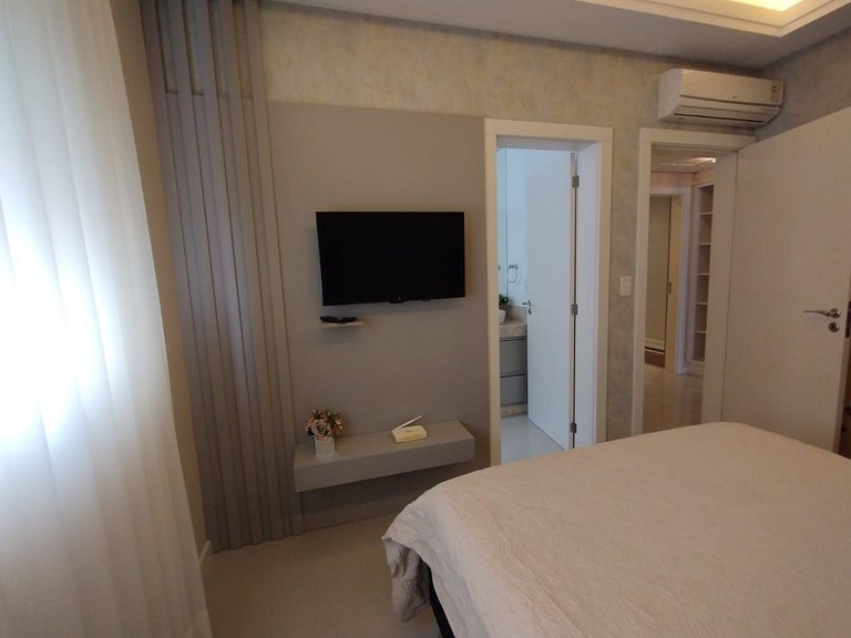 Apartamento com 3 suítes a 70 metros do mar!