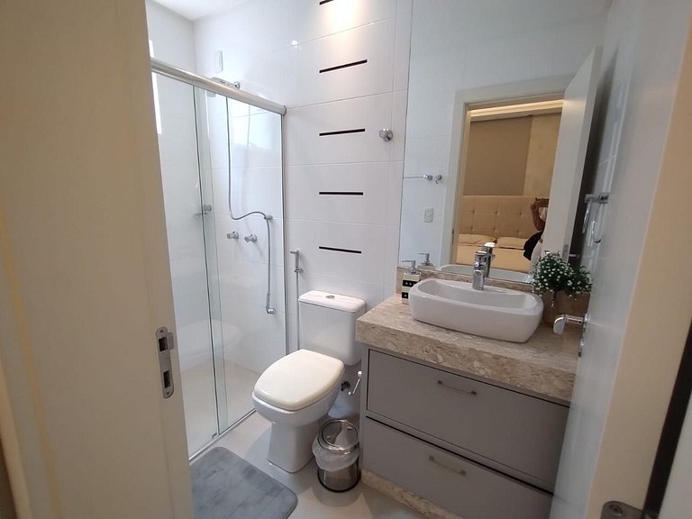 Apartamento com 3 suítes a 70 metros do mar!