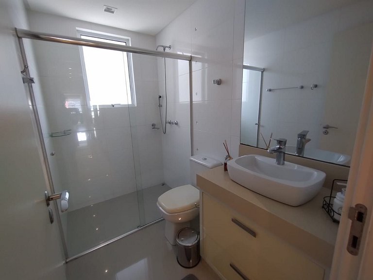 Apartamento com 3 suítes a 70 metros do mar!