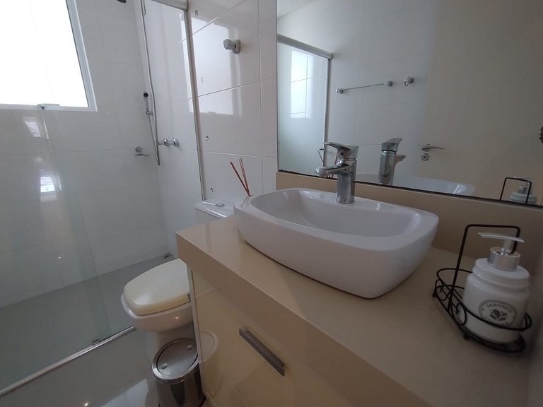 Apartamento com 3 suítes a 70 metros do mar!