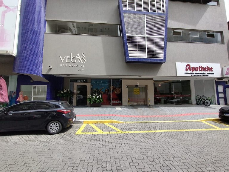 Apartamento 4 suítes + 3 vagas a 70m do mar!