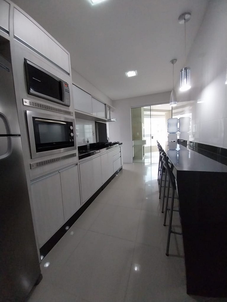 Apartamento 4 suítes + 3 vagas a 70m do mar!