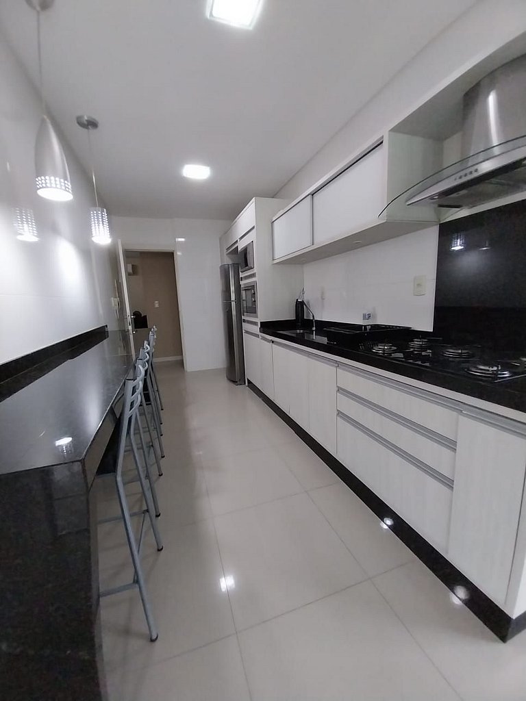 Apartamento 4 suítes + 3 vagas a 70m do mar!
