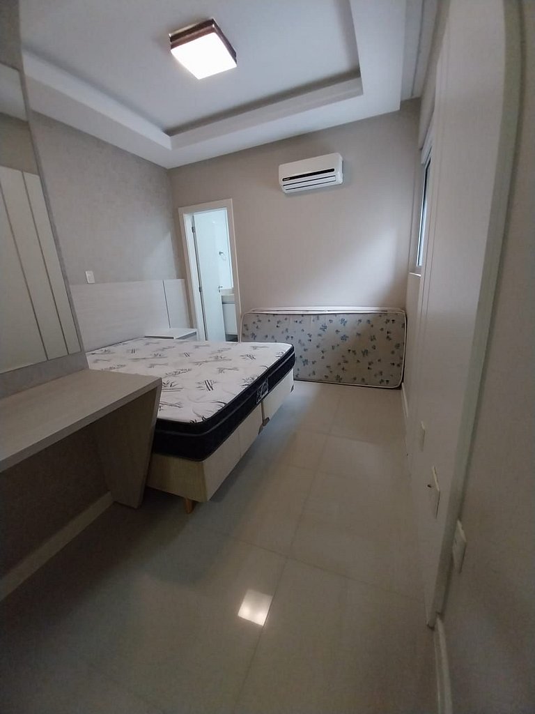 Apartamento 4 suítes + 3 vagas a 70m do mar!