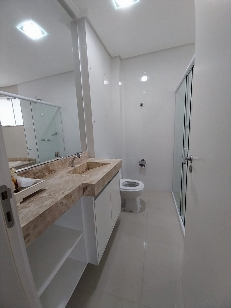 Apartamento 4 suítes + 3 vagas a 70m do mar!