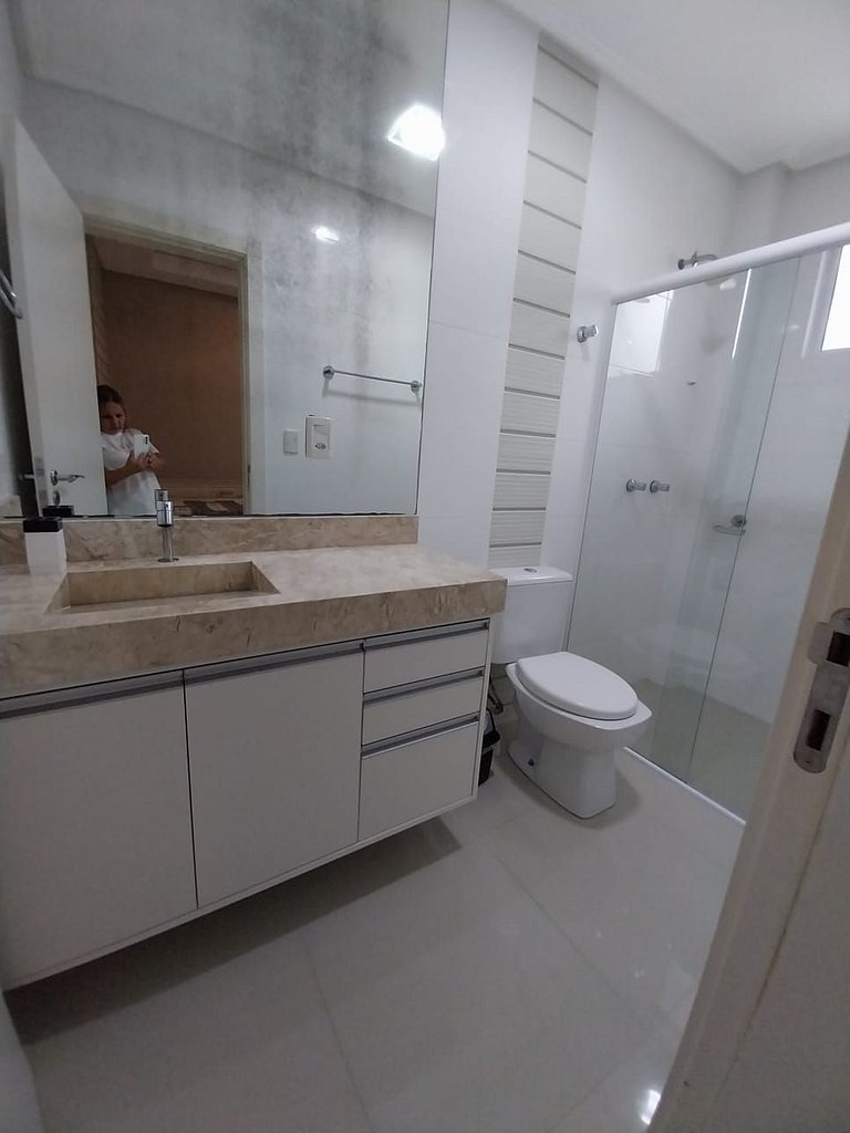 Apartamento 4 suítes + 3 vagas a 70m do mar!