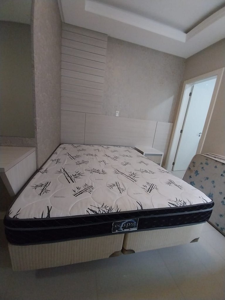 Apartamento 4 suítes + 3 vagas a 70m do mar!