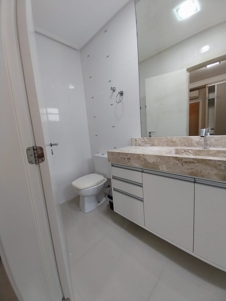 Apartamento 4 suítes + 3 vagas a 70m do mar!