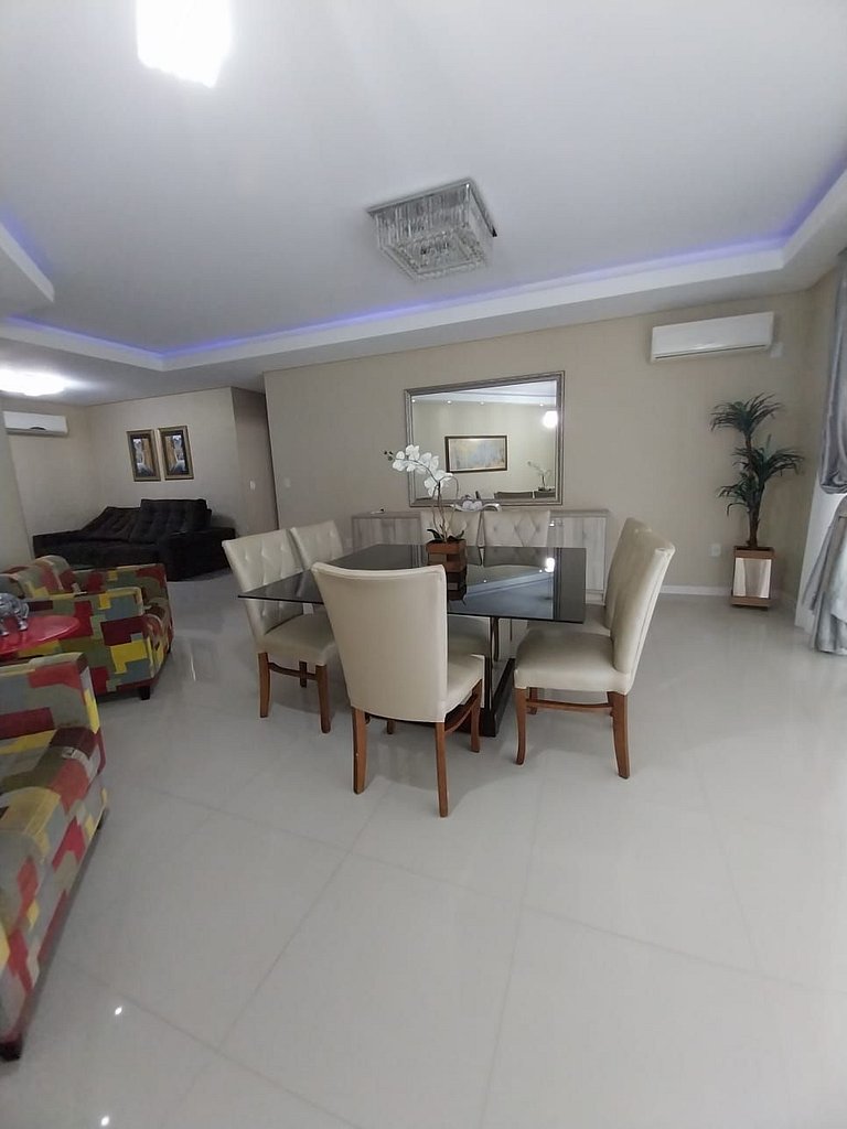 Apartamento 4 suítes + 3 vagas a 70m do mar!