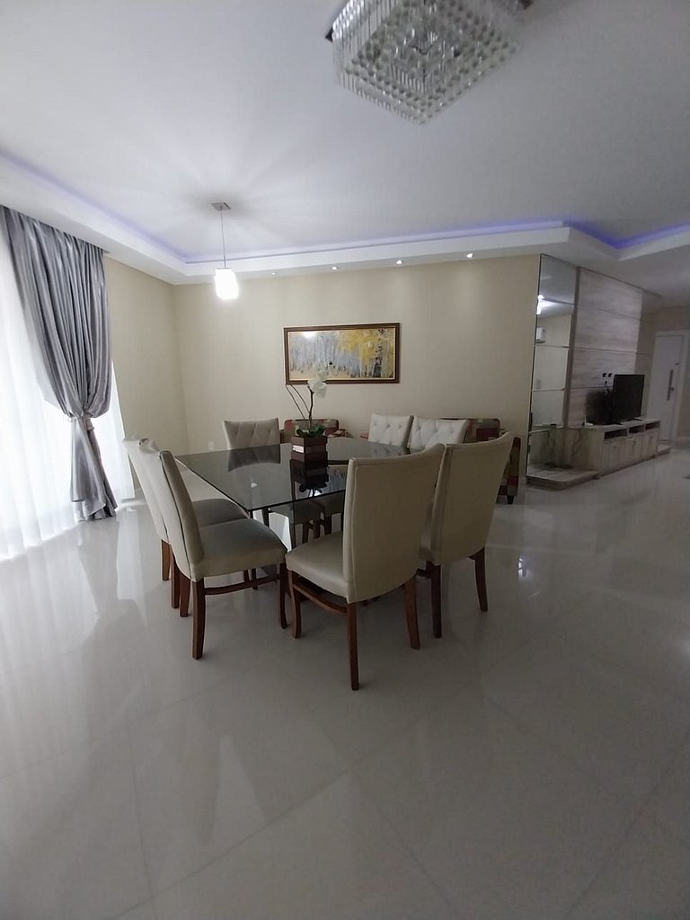 Apartamento 4 suítes + 3 vagas a 70m do mar!