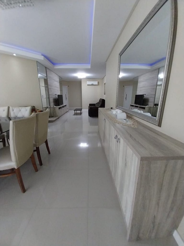 Apartamento 4 suítes + 3 vagas a 70m do mar!