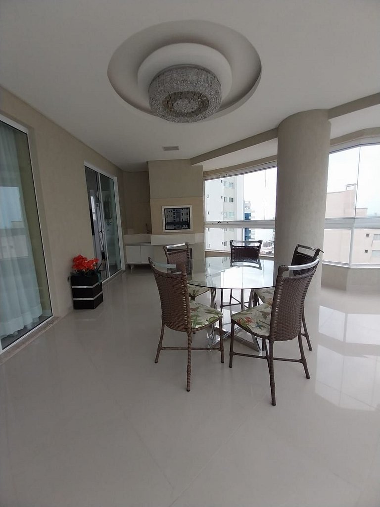 Apartamento 4 suítes + 3 vagas a 70m do mar!