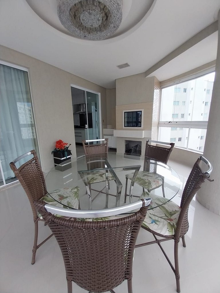 Apartamento 4 suítes + 3 vagas a 70m do mar!