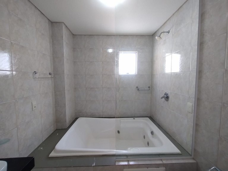 Apartamento com 3 suítes a 200 metros do mar!