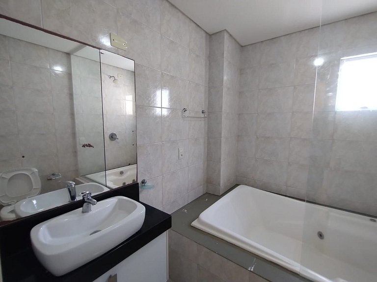 Apartamento com 3 suítes a 200 metros do mar!