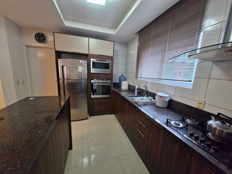 Apartamento com 3 suítes a 200 metros do mar!