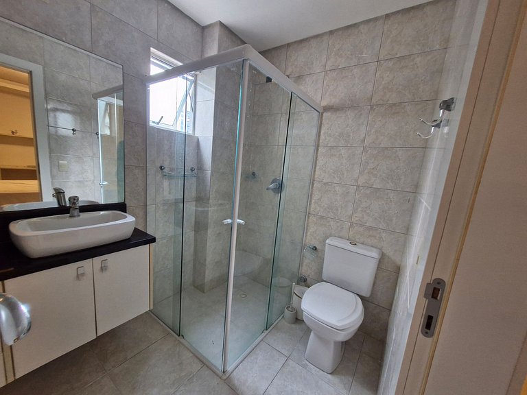 Apartamento com 3 suítes a 200 metros do mar!