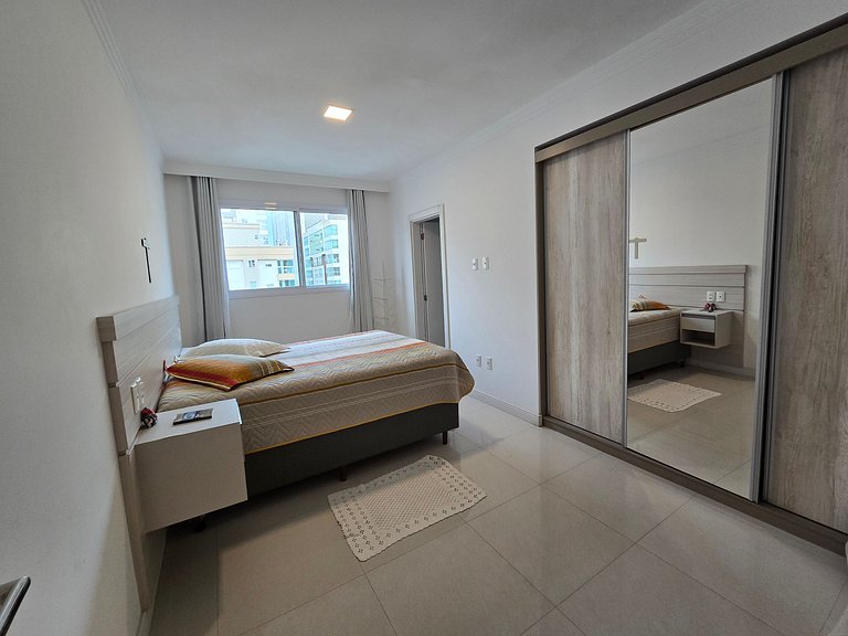 Apartamento com 3 suítes a 200 metros do mar!