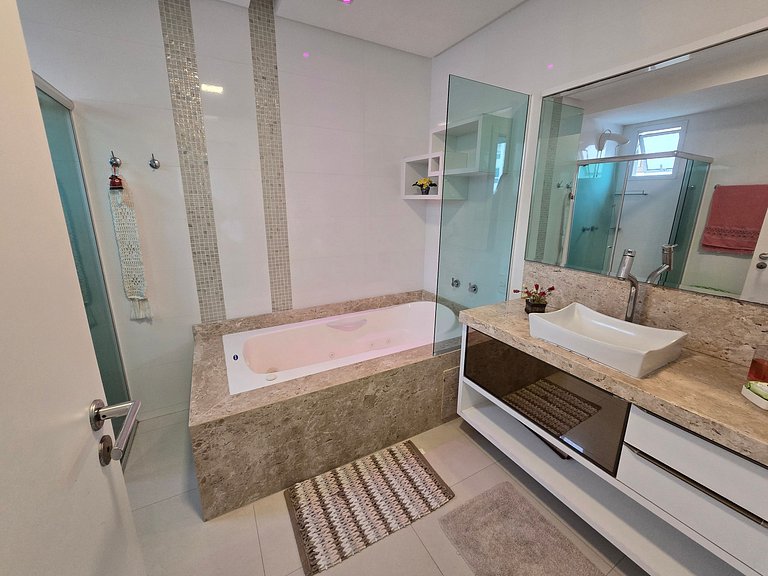 Apartamento com 3 suítes a 200 metros do mar!