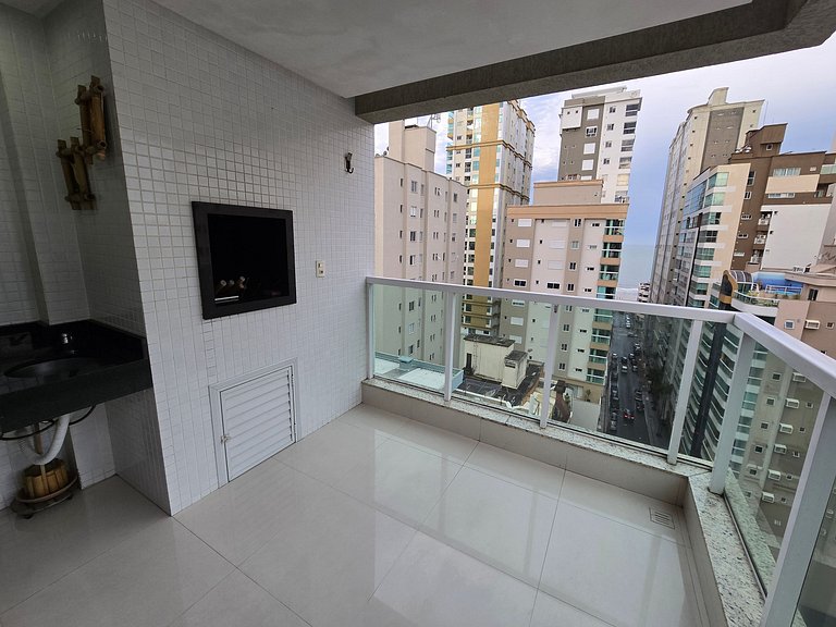 Apartamento com 3 suítes a 200 metros do mar!