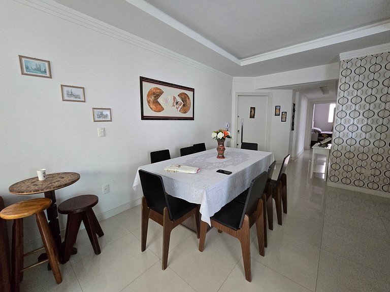 Apartamento com 3 suítes a 200 metros do mar!