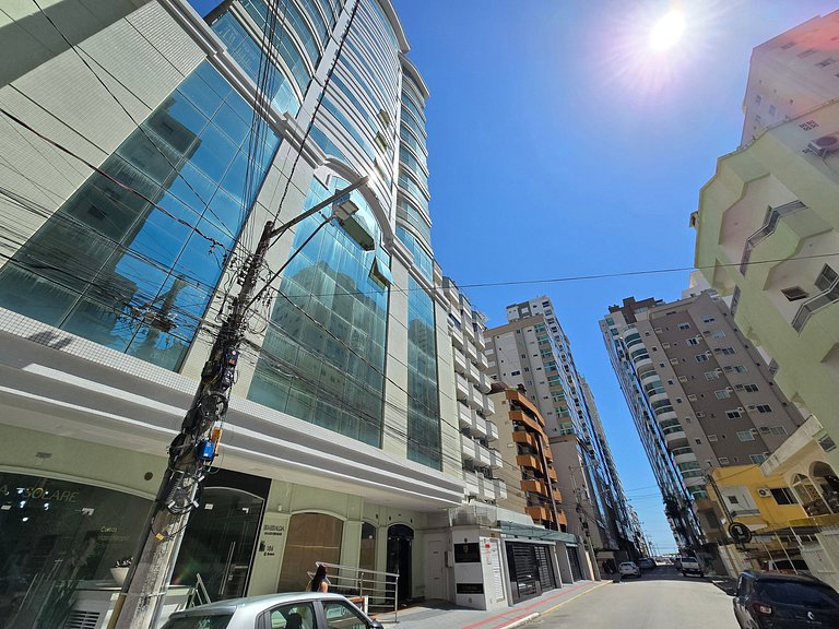 Apartamento com 3 suítes a 200 metros do mar!