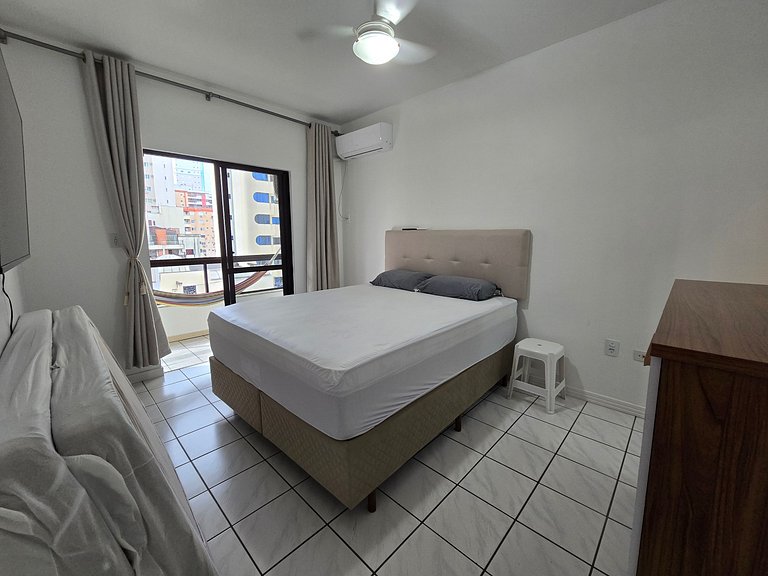 Apartamento com 1 suíte + 1 quarto a 100m do mar!