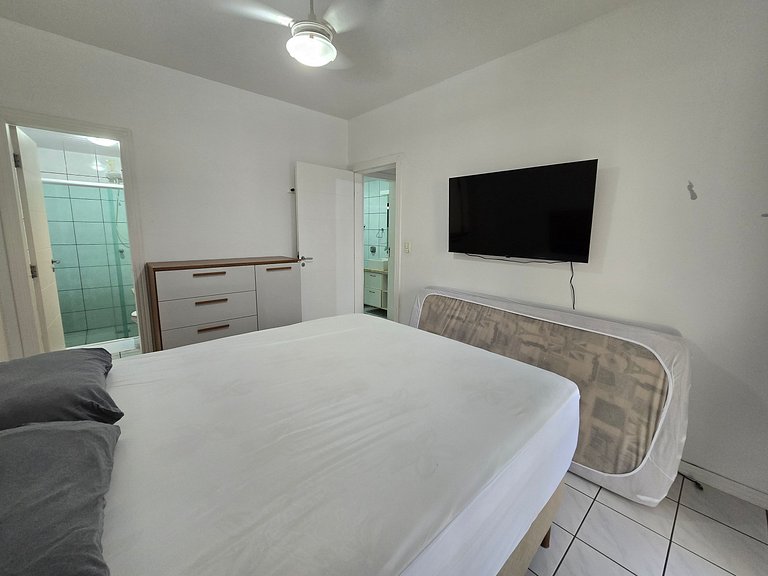 Apartamento com 1 suíte + 1 quarto a 100m do mar!