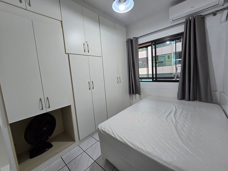 Apartamento com 1 suíte + 1 quarto a 100m do mar!