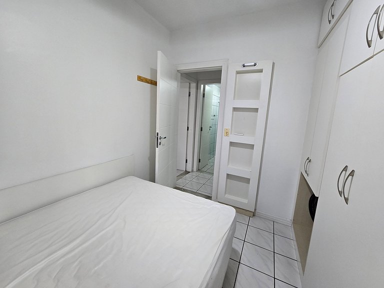 Apartamento com 1 suíte + 1 quarto a 100m do mar!
