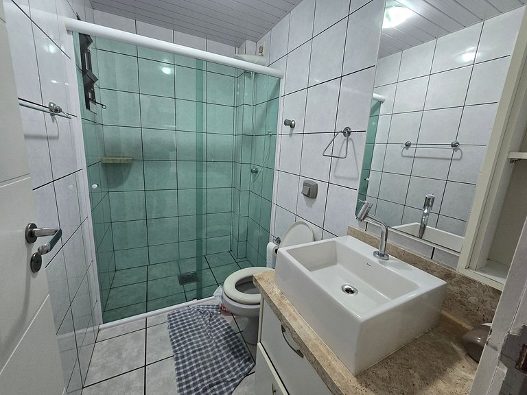 Apartamento com 1 suíte + 1 quarto a 100m do mar!