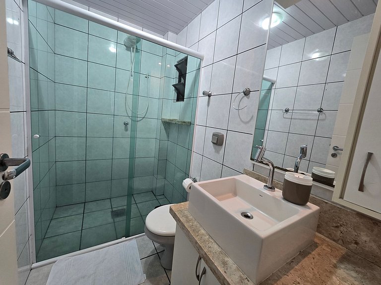 Apartamento com 1 suíte + 1 quarto a 100m do mar!