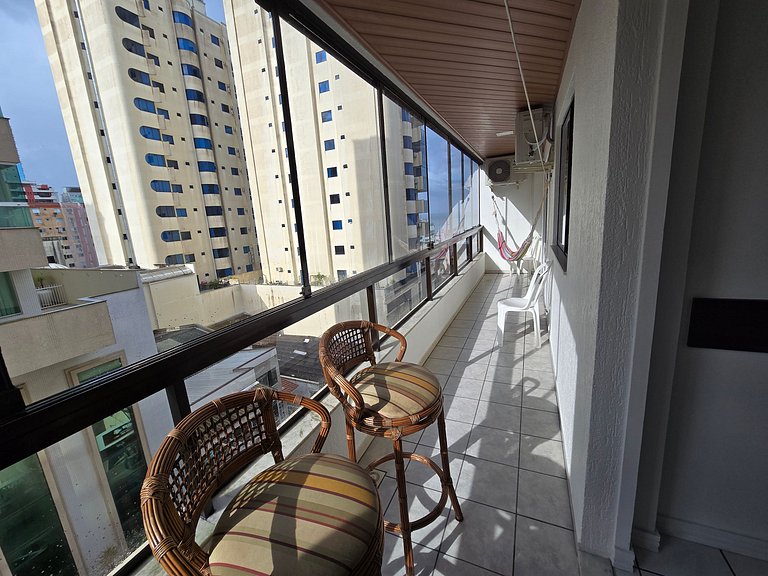 Apartamento com 1 suíte + 1 quarto a 100m do mar!
