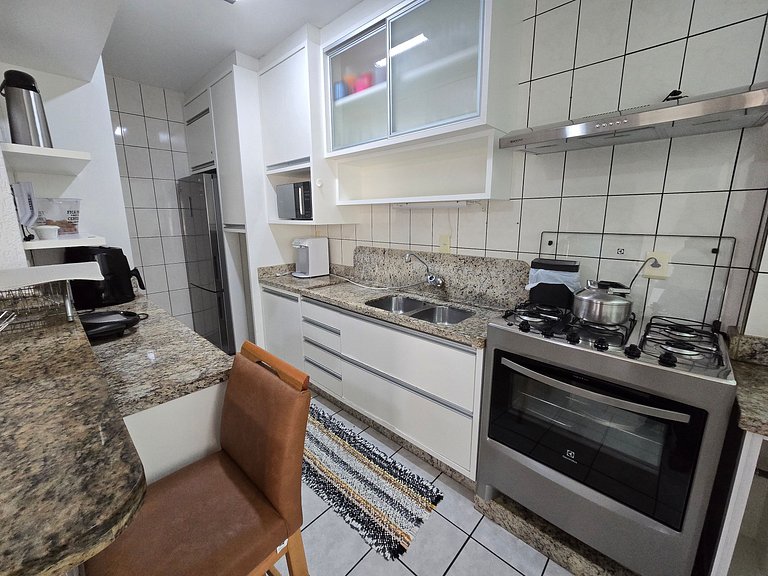 Apartamento com 1 suíte + 1 quarto a 100m do mar!