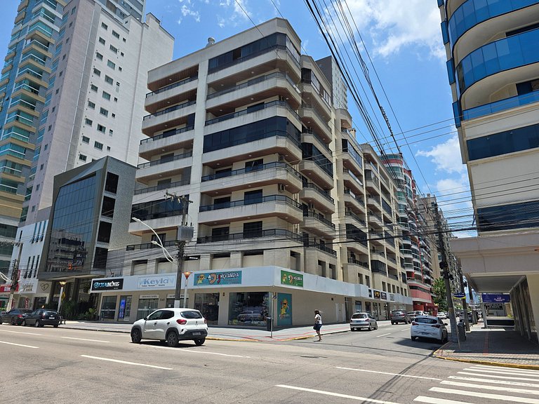 Apartamento com 1 suíte + 1 quarto a 100m do mar!