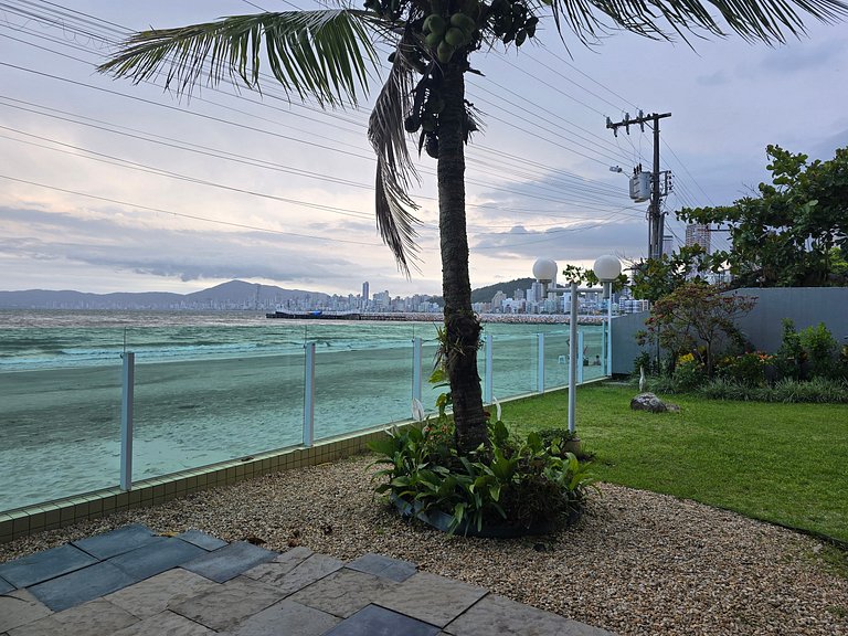 Apartamento pé na areia!