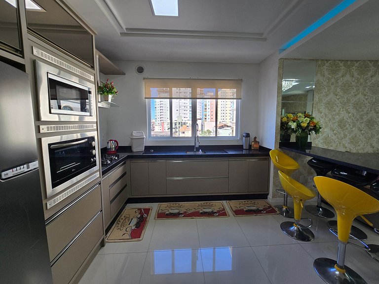 Apartamento espaçoso, moderno e acolhedor