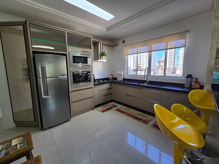 Apartamento espaçoso, moderno e acolhedor