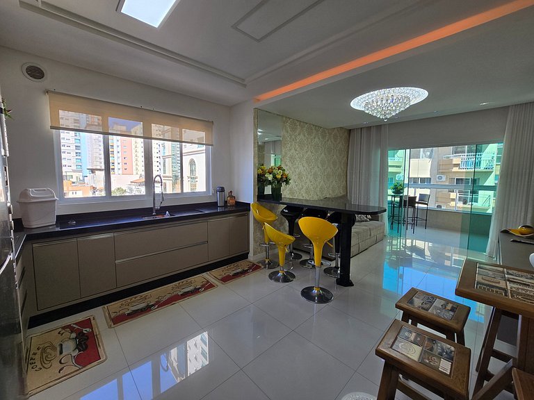 Apartamento espaçoso, moderno e acolhedor