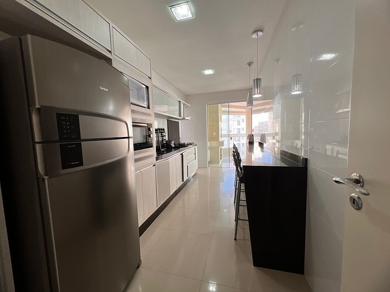 Apartamento 4 suítes a 100 m do mar!