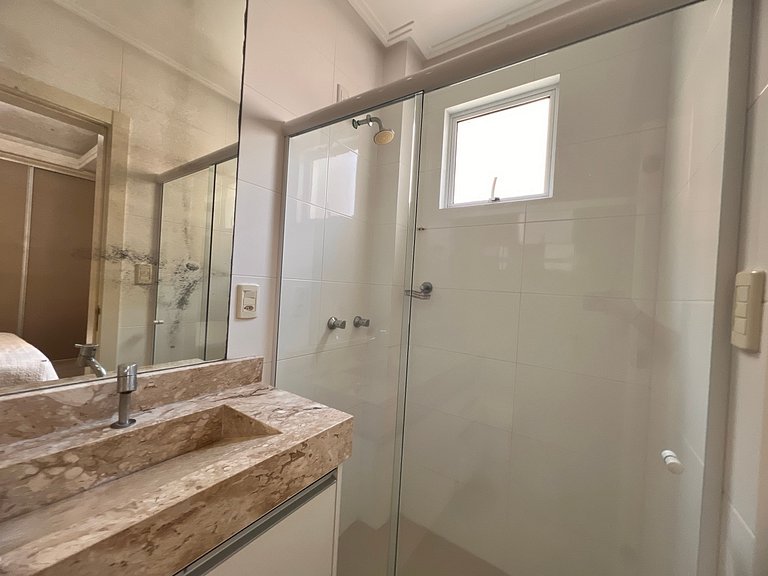 Apartamento 4 suítes a 100 m do mar!